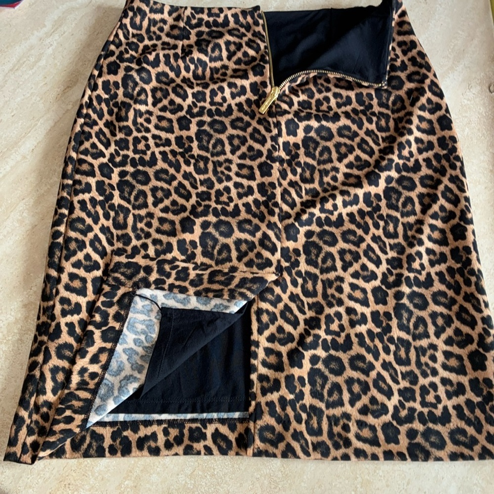 MICHAEL KORS leopard skirt, back slit, lined, exposed gold zipper in back. 16 - Picture 11 of 17